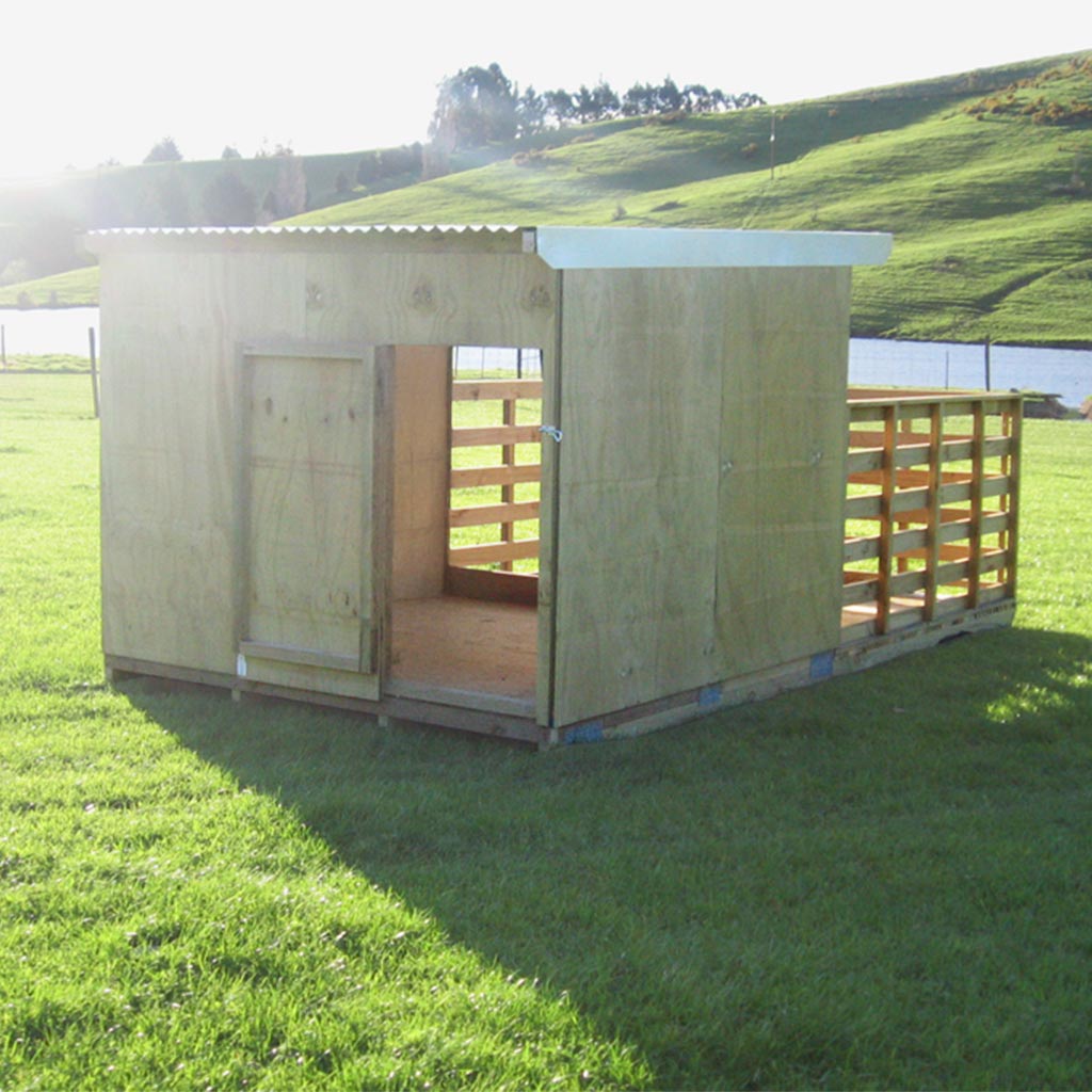 Appletons farrowing pigsty with double bolted back panel door and front pen secure gate access