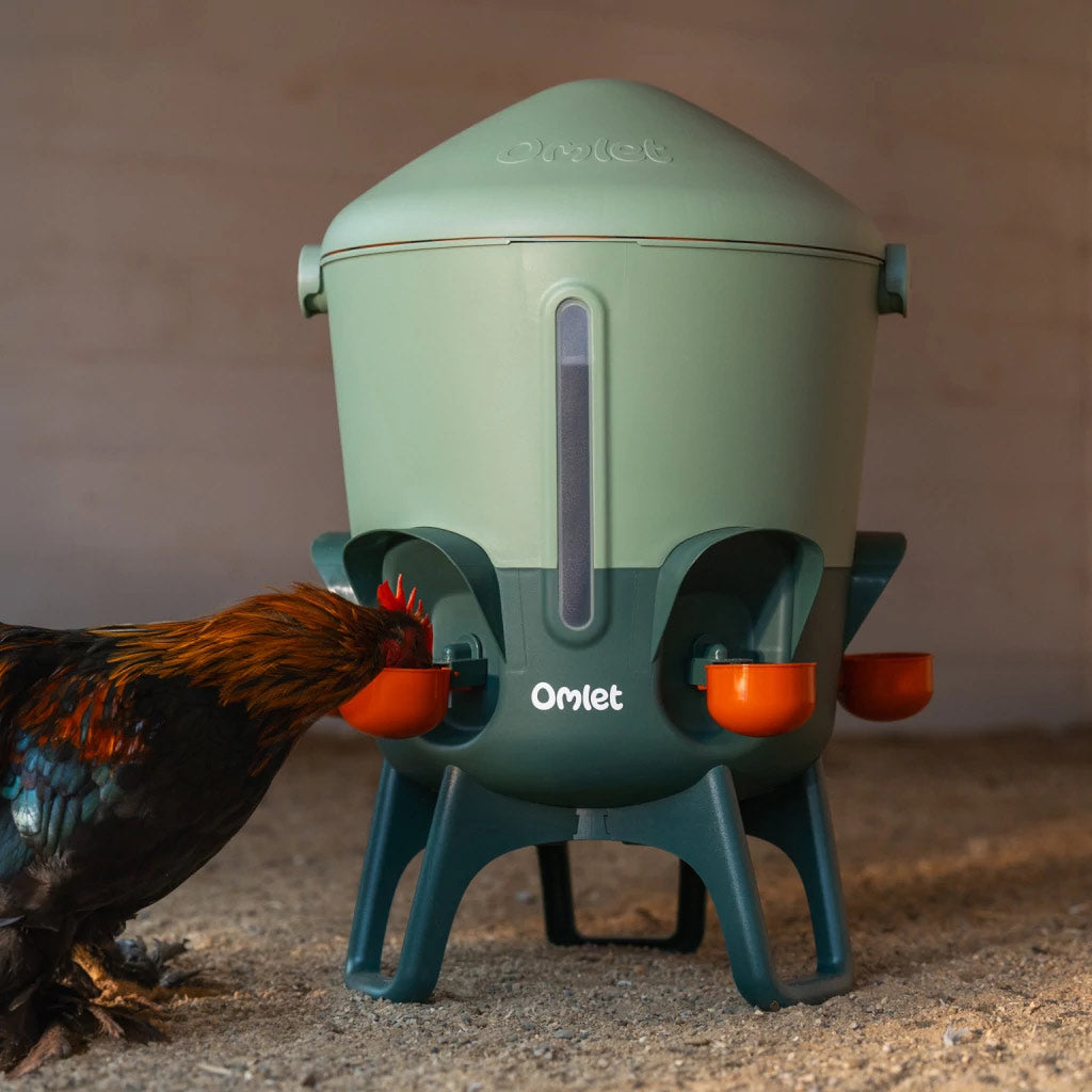 Omlet 11 litre drinker is supplied with a set of drinker cups and nipples