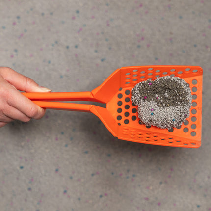 Omlet Cat Litter No. 4 | Clay on scoop