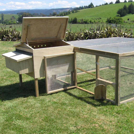 Deluxe Hen House with optional enclosed chicken run