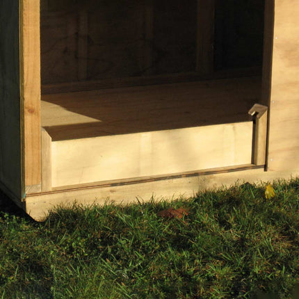 Pig shelter doorstop close-up