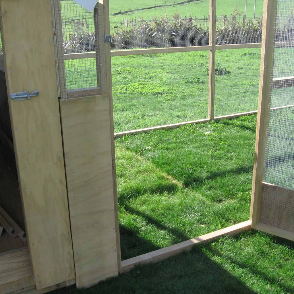 Appletons extended freestanding walk-in poultry runs include an easy access door