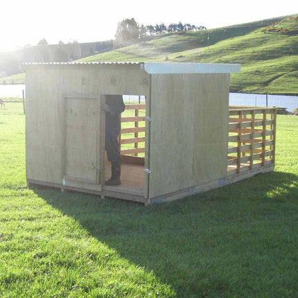 Appletons farrowing pigsty with double bolted back panel door and front pen secure gate access