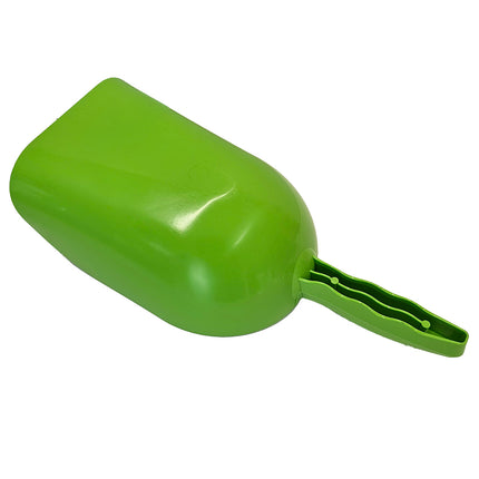 Light and comfortable to use flat bottomed scoop with long handle