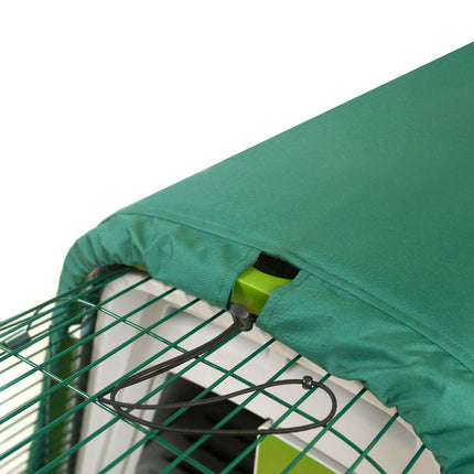 Eglu Go Extreme Temperature Blanket is easy to fit thanks to bungee hooks attached to the blanket. Fits snugly to your Eglu Go