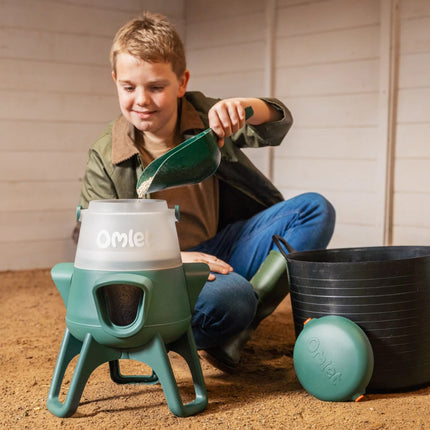 Omlet 2.5kg no waste chicken feeder is easy to carry and easy to fill