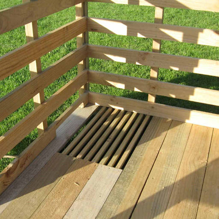 Appletons farrowing pigsty with enclosed pen includes a slatted panel for washing out muck