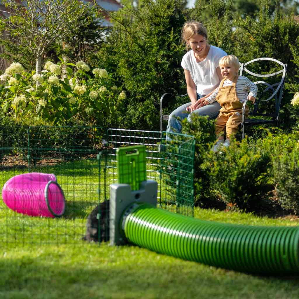 Watch your pets pop in and out their Zippi Tunnel System